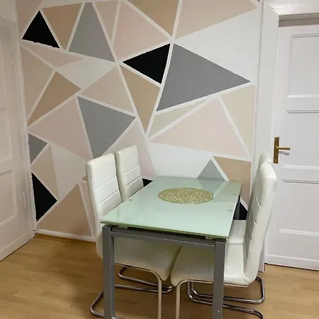La Vie En Rose Apartment